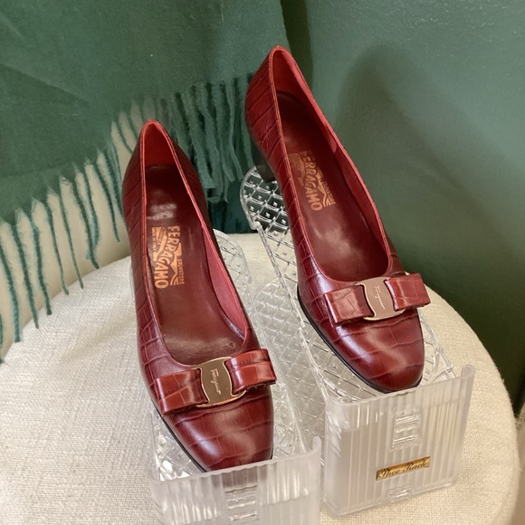 Salvatore Ferragamo Women's Burgundy Vara Bow Croc Leather Pumps - Picture 1 of 5